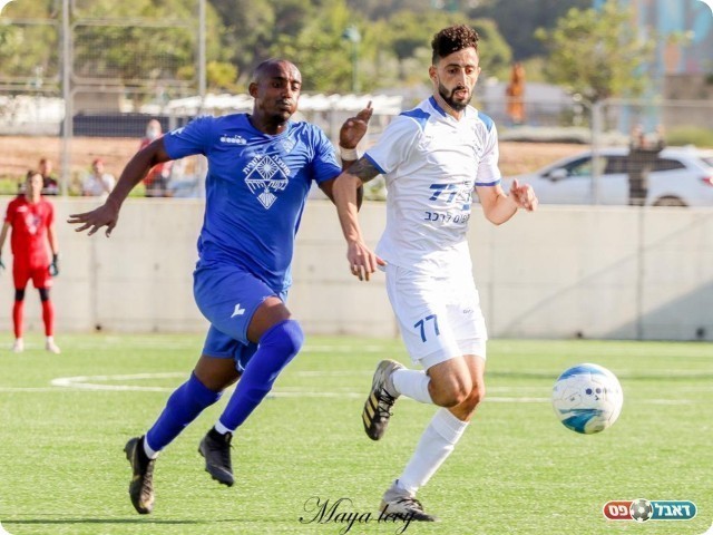 מירוץ לכדור בין רונן פרץ מיפו לוולד גבריאל מהבקעה (מאיה לוי)